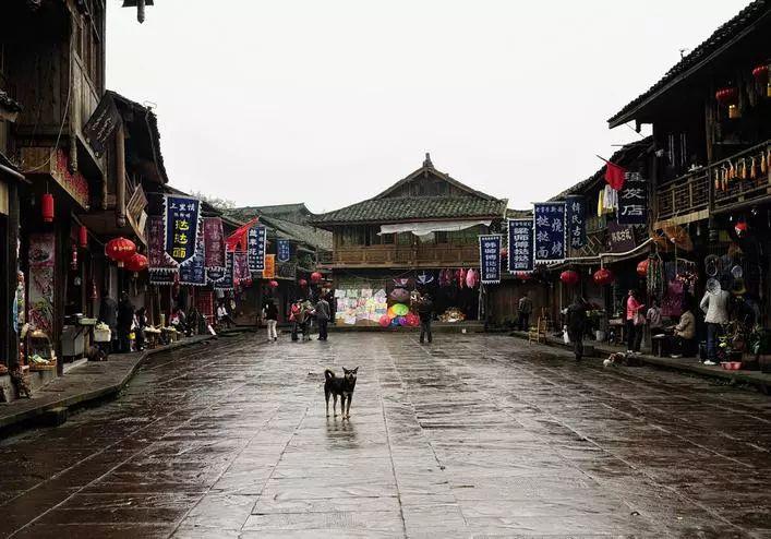 我的银行卡里面的钱被法院冻结了，法院是不是可以把钱取走？